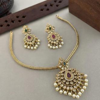 ELEGANT NECKLACE WITH KUNDAN AND PEARLS